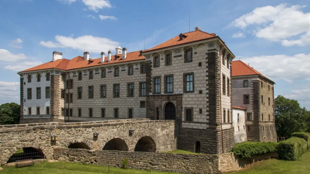 Carnival Row Filming Locations, Nelahozeves Castle (Image credit: cyclistswelcome)