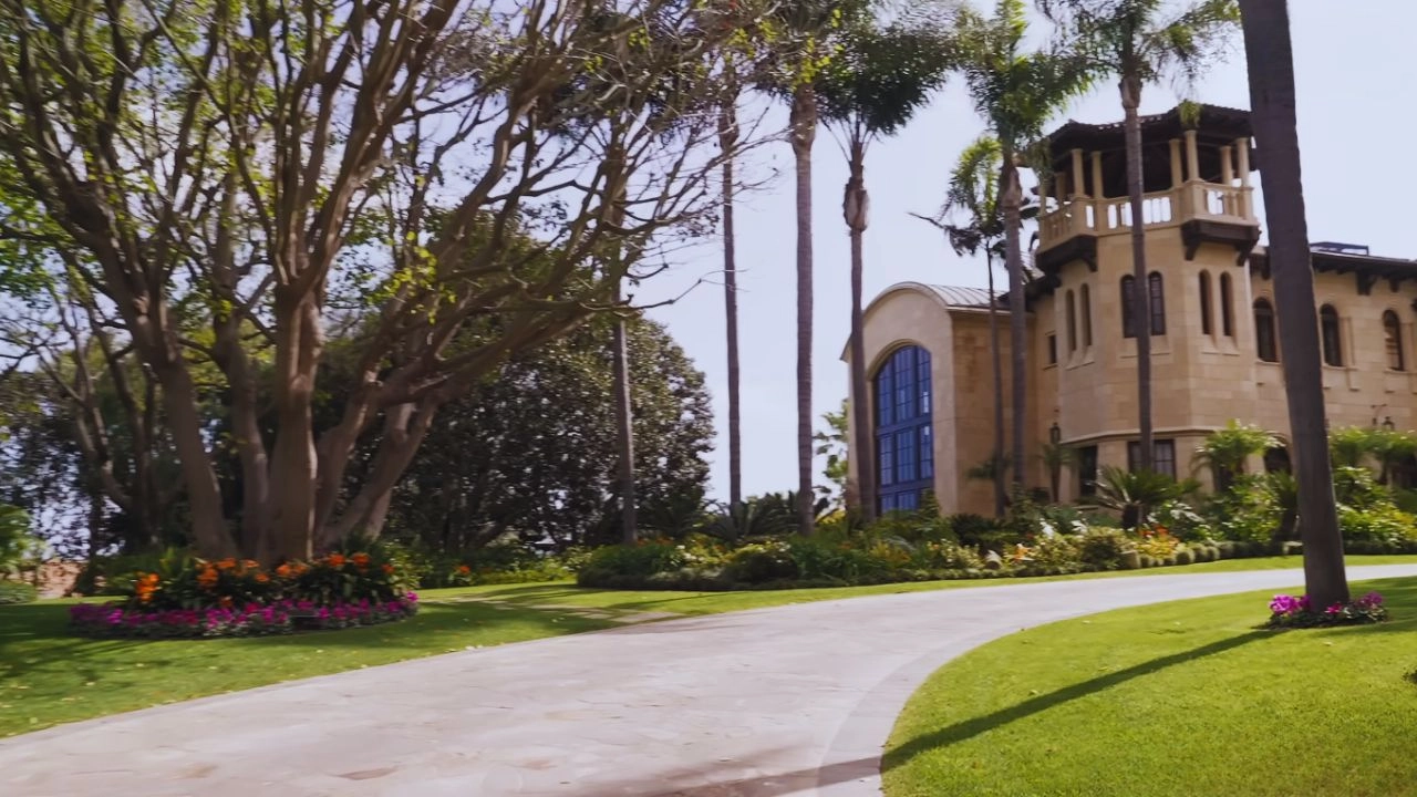 Eddie Murphy’s Private Home Front look Featured in Being Eddie