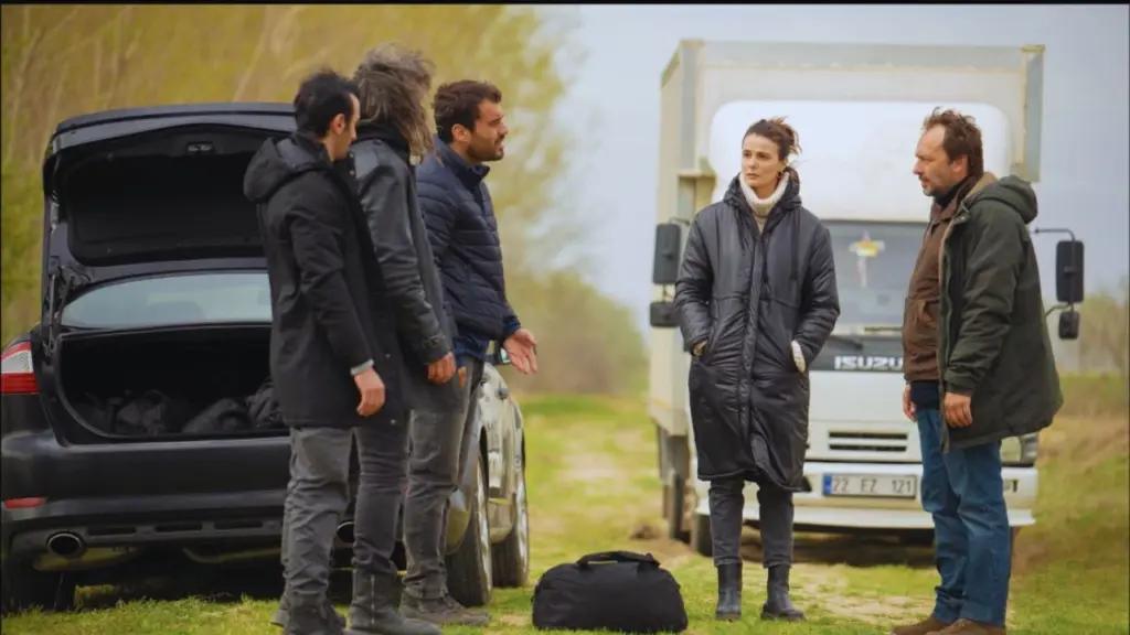 Okan Yalabik and Büsra Develi in The Town (2025)