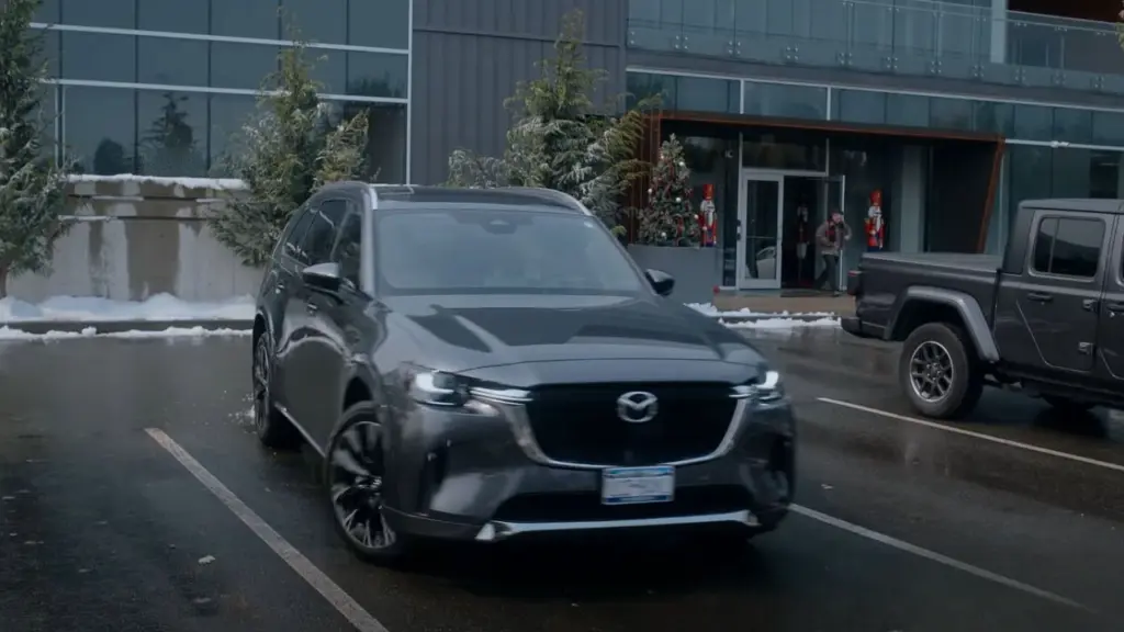 The More the Merrier Filming Locations (2025) 4 Streets of Buffalo, New York Decorated with Christmas Decoration Featured in The More the Merrier