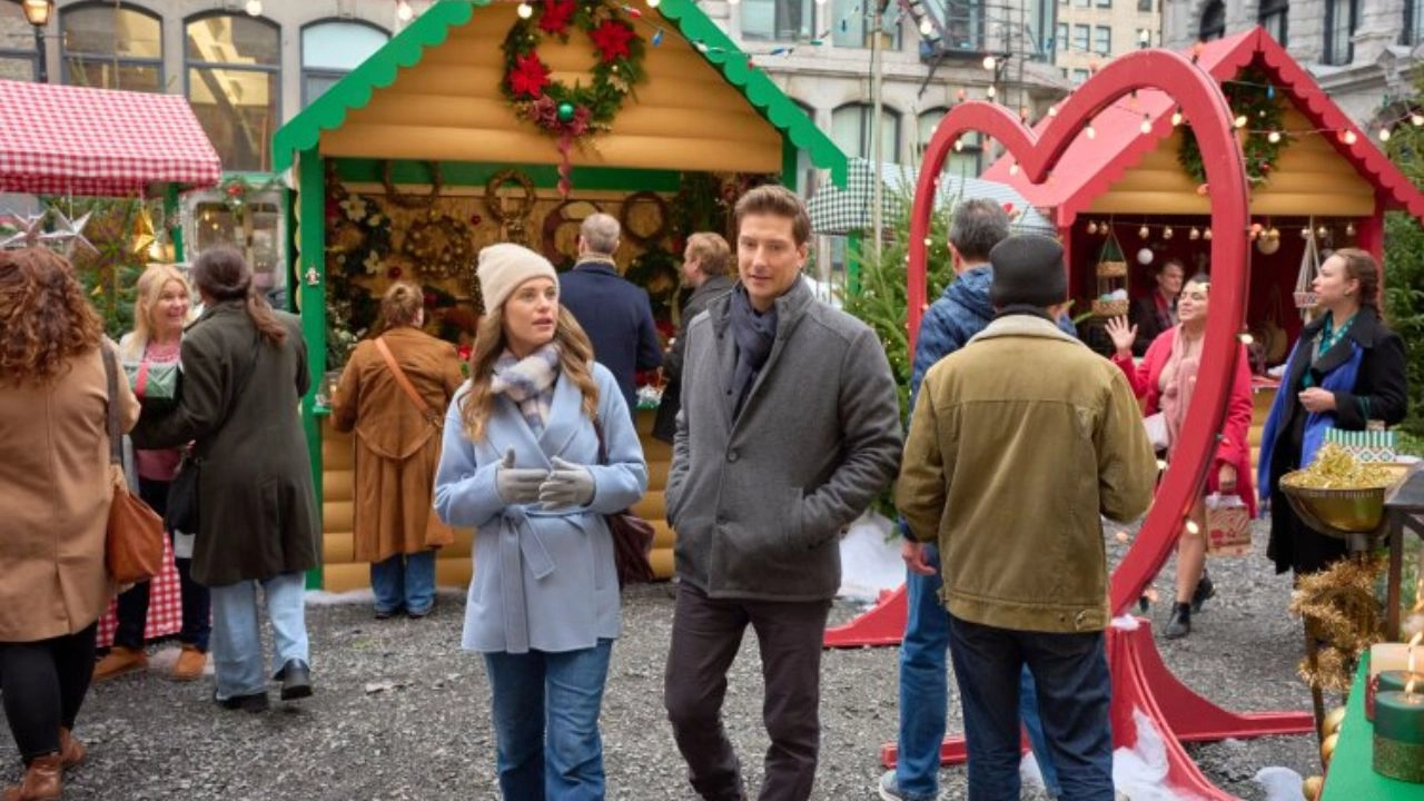Old Montréal, Québec streets with christmas Decorations Featured in Single on the 25th Filming